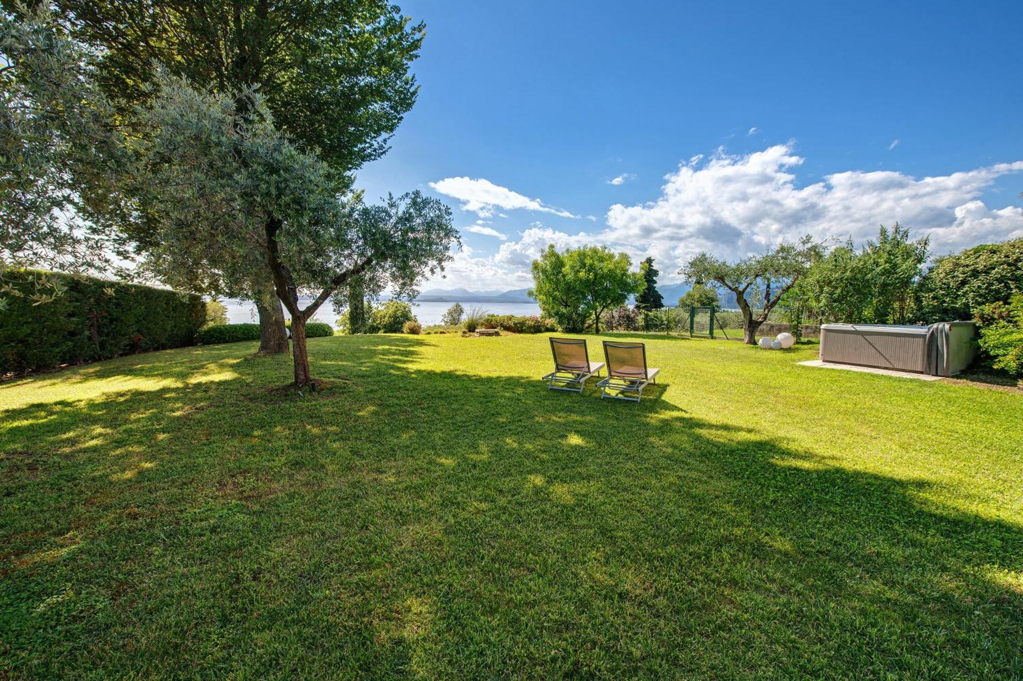 Villa Con Vista Mozzafiato Sul Lago Бардолино Экстерьер фото